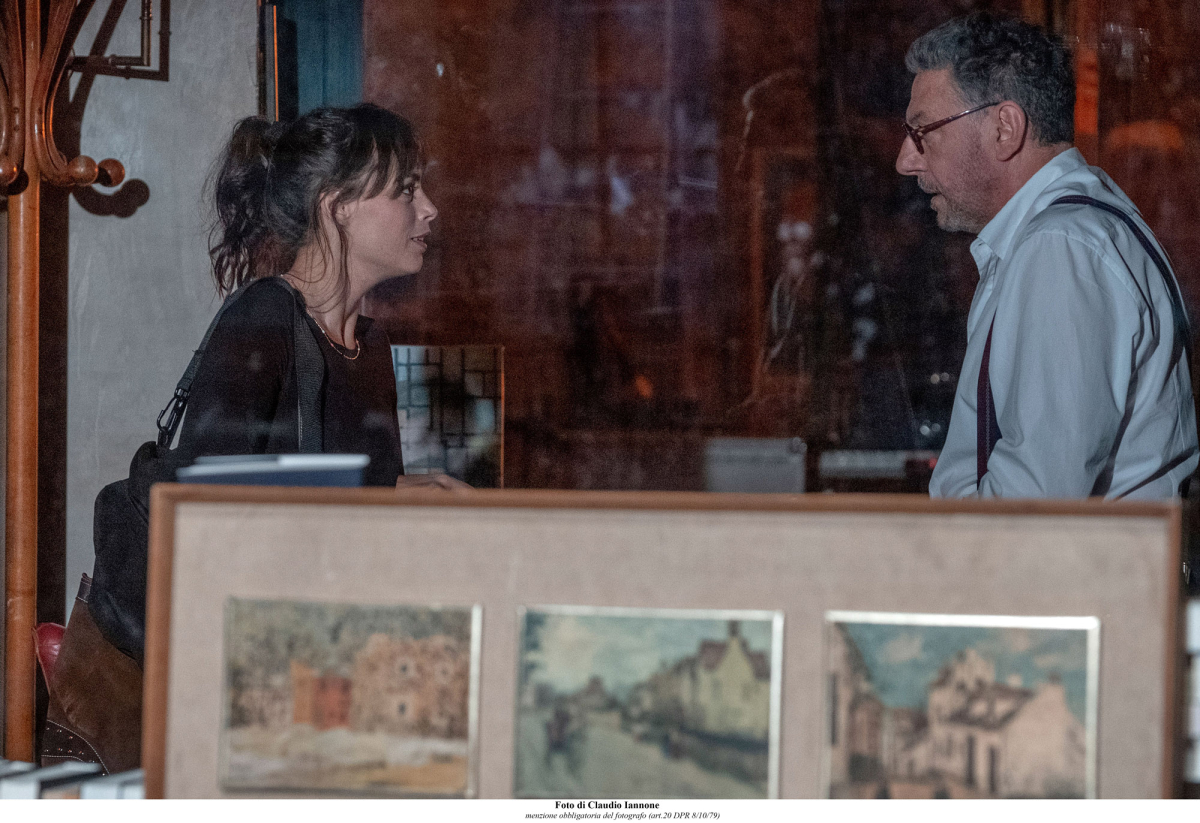 תמונה של סרג'יו קסטליטו עם ברניס בז'ו מתוך &quot;חנות ספרים בפריז&quot;