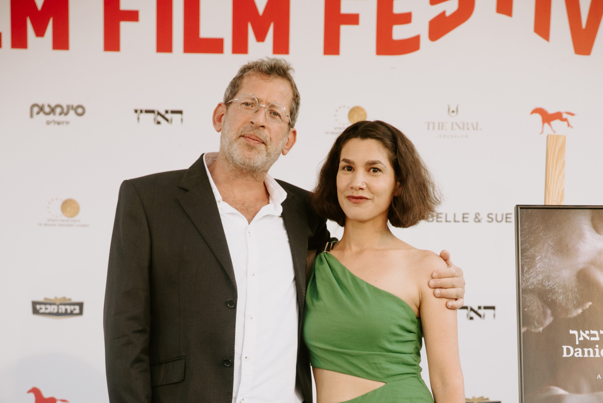 תמונה של תום וינטראוב לוק עם גלוריה בס קפלוביץ', דוד וולך מתוך &quot;דניאל אויערבאך&quot;