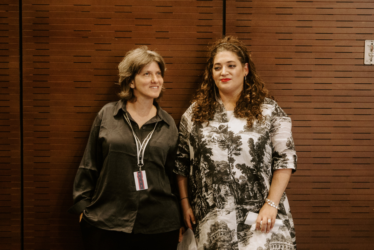 תמונה של תום וינטראוב לוק עם הניה ברודבקר, אביגיל שפרבר מתוך &quot;שלושתנו&quot;