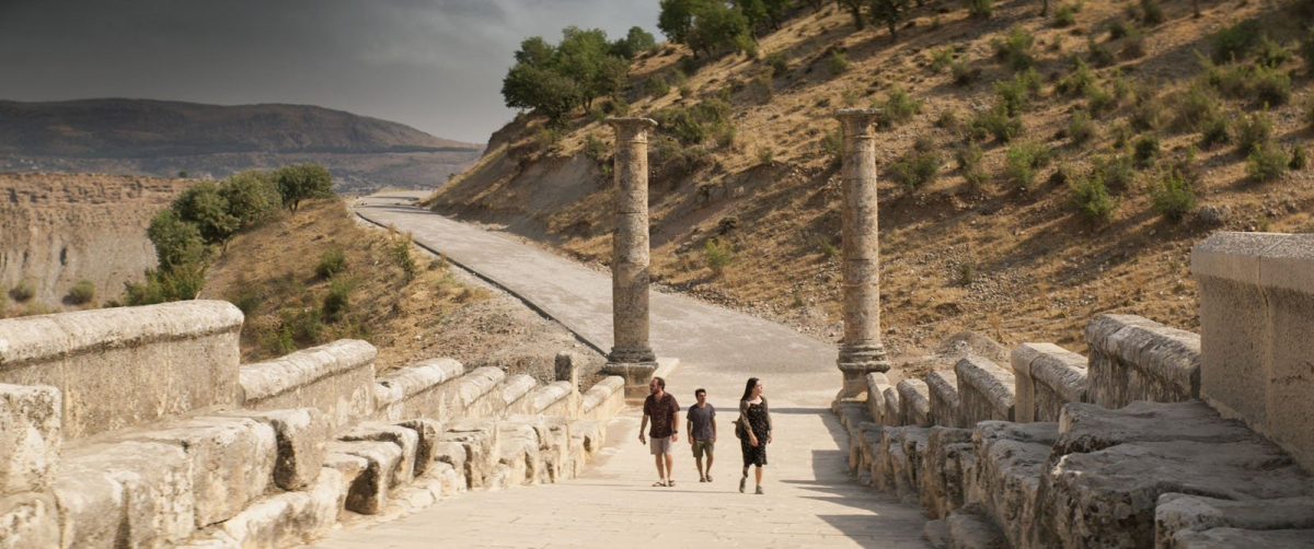 תמונה של מרבה דיזדאר עם מוסאב אקג'ה, דניס ג'לילולו מתוך &quot;על עשבים יבשים&quot;