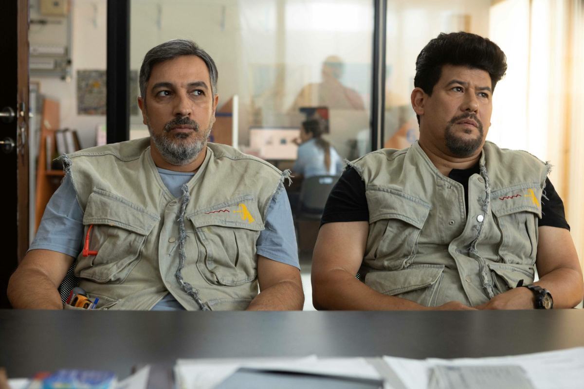 תמונה של גיא עמיר עם חנן סביון מתוך &quot;מזל חתולה&quot;