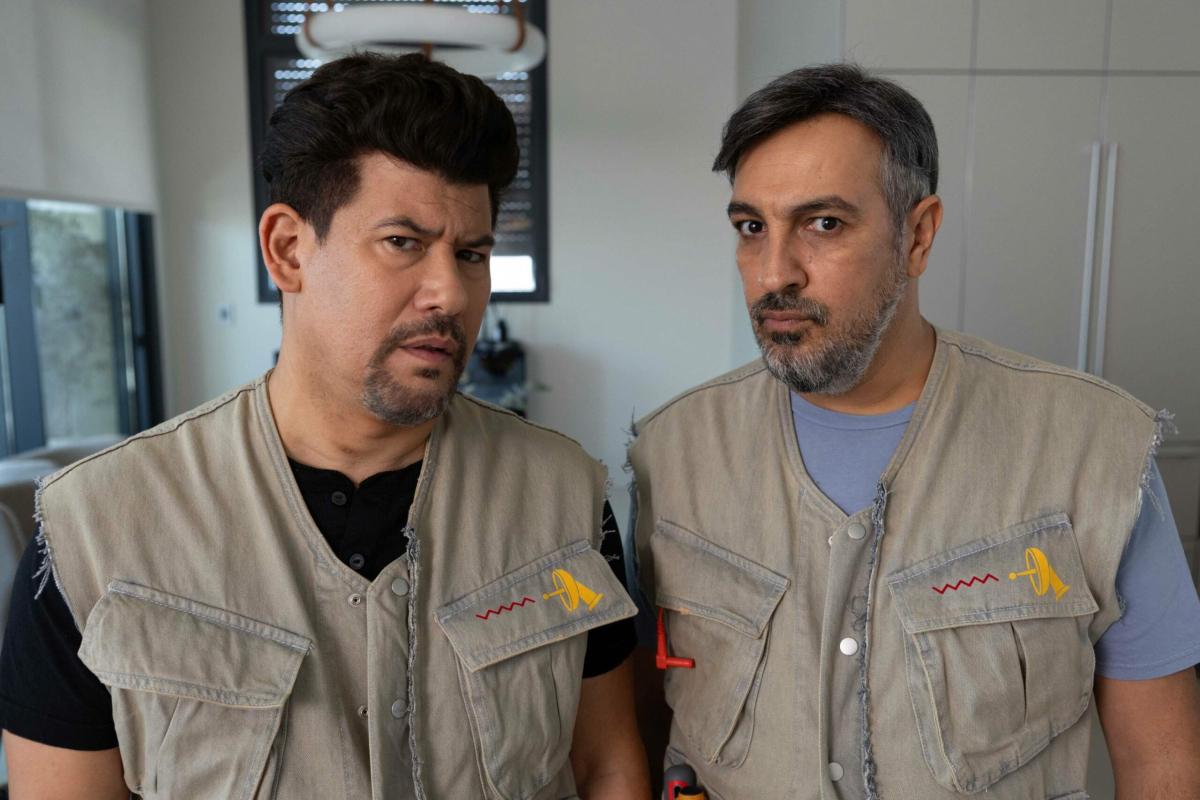 תמונה של גיא עמיר עם חנן סביון מתוך &quot;מזל חתולה&quot;