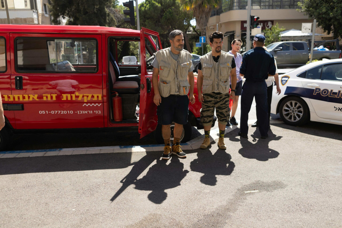 תמונה של חנן סביון עם גיא עמיר מתוך &quot;מזל חתולה&quot;