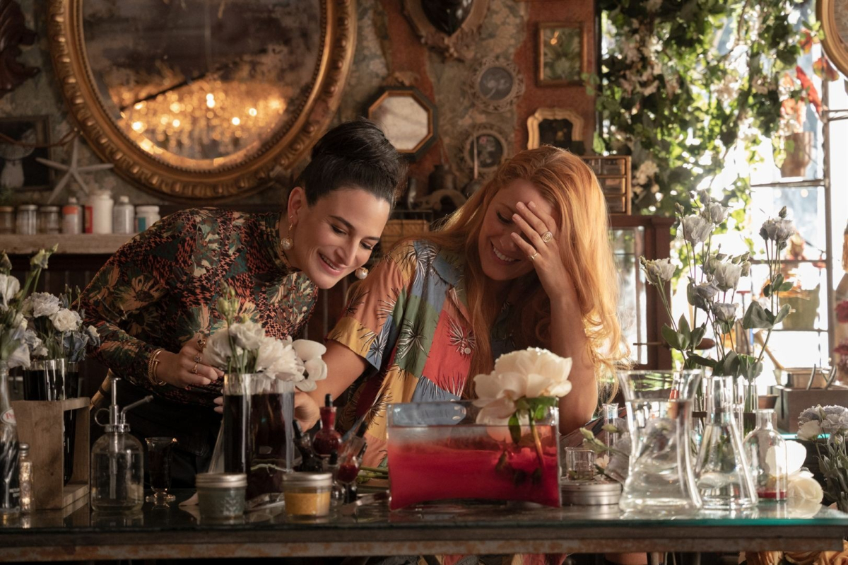 תמונה של בלייק לייבלי עם ג'ני סלייט מתוך &quot;איתנו זה נגמר&quot;