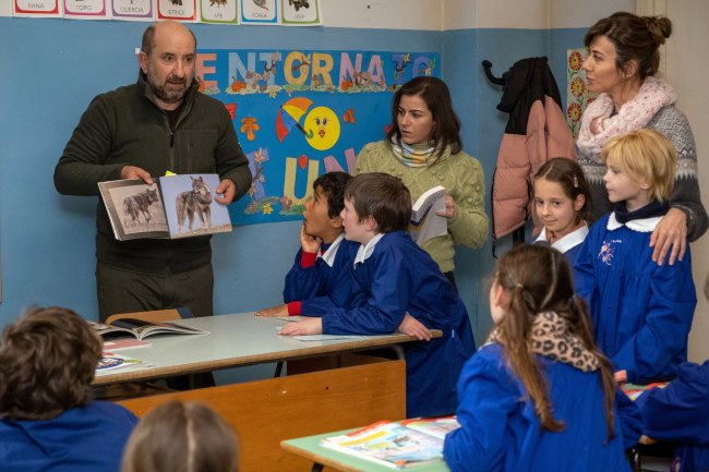 "עולם מפריד ביננו". "עולם מפריד ביננו".