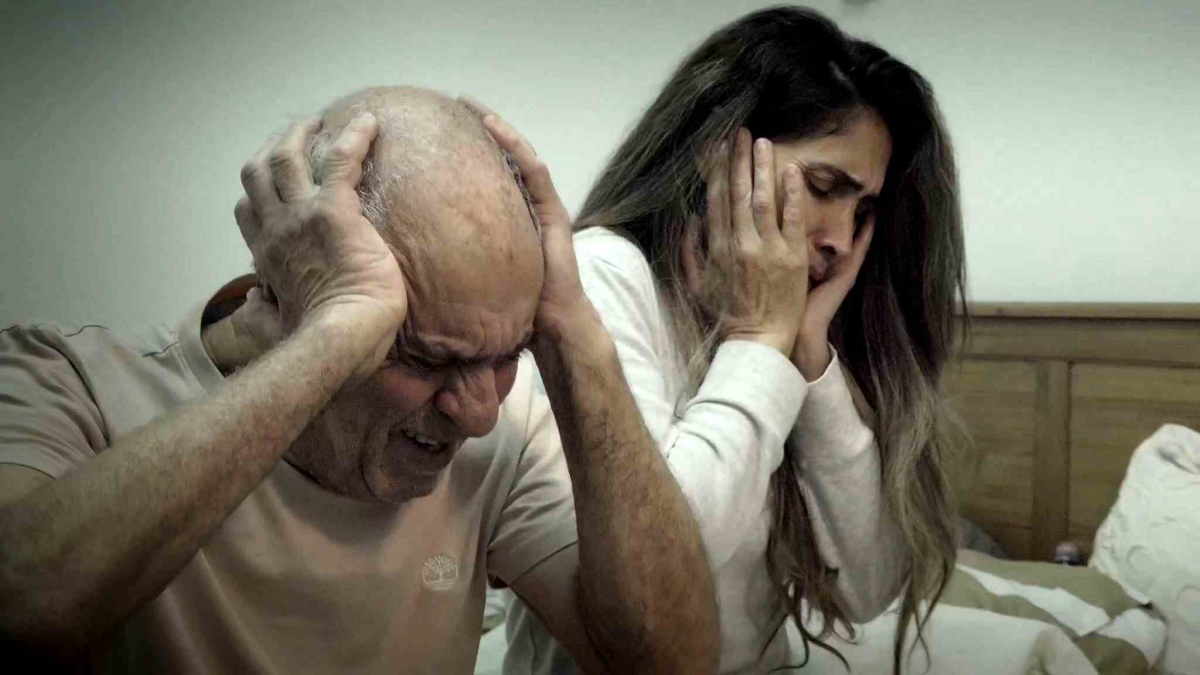 תמונה של יורם מילוא עם אנט כהן, אלברט אילוז מתוך &quot;פרח אדום&quot;