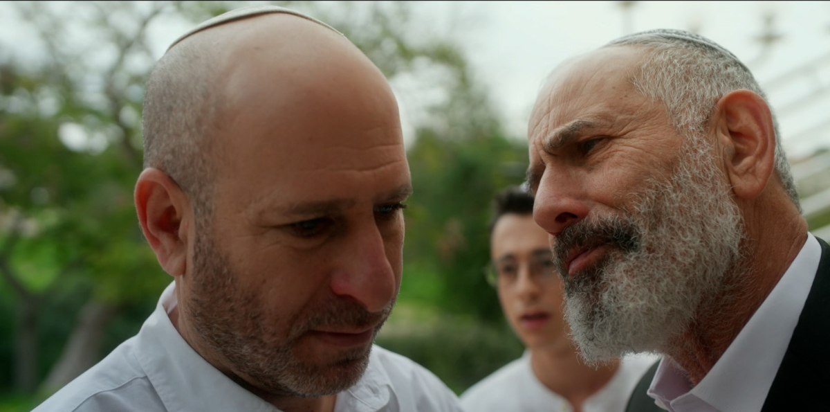 תמונה של שי אביבי עם חנוך דאום מתוך &quot;החיים הם תקופה קשה&quot;