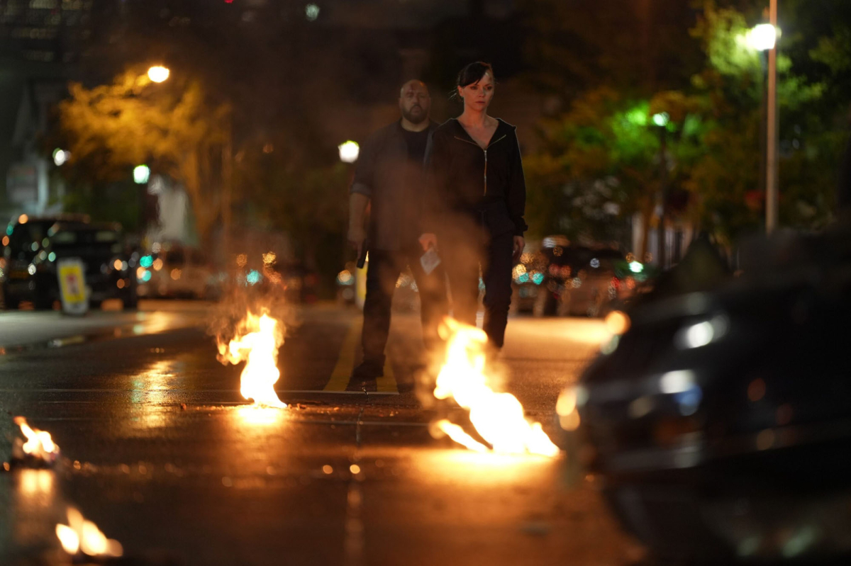 תמונה של קווין ג'יימס עם כריסטינה ריצ'י מתוך "ידיים למעלה!"