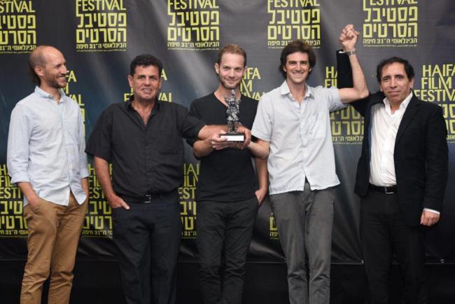 "היורד למעלה". מימין לשמאל: מוחסן מחמלבאף, אלעד קידן, איתי טיראן, אורי קלאוזנר ויהונתן דובק. צילום: גלית רוזן