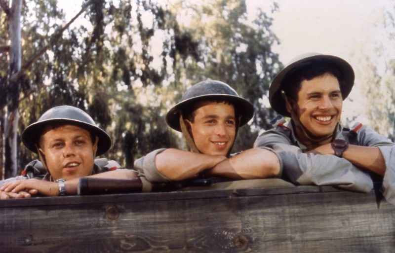 תמונה של יוני המנחם עם יהונתן סגל, יפתח קצור, צחי נוי מתוך &quot;ספיחס&quot;