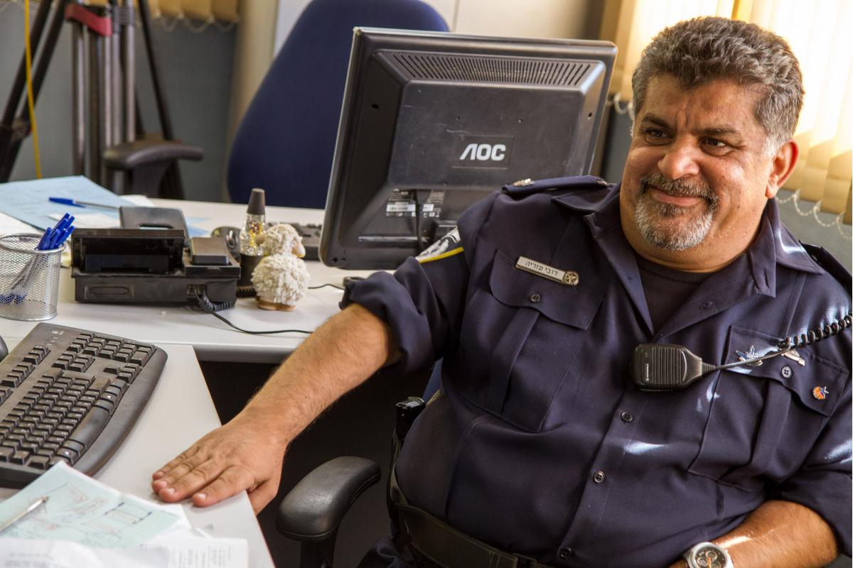 תמונה של ערן כהן עם יגאל עדיקא מתוך &quot;השוטר הטוב&quot;