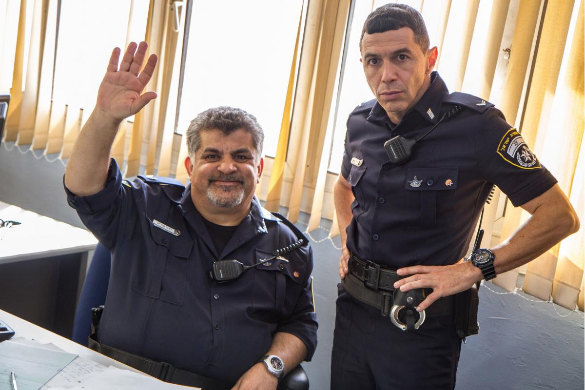 תמונה של ערן כהן עם יובל סמו, יגאל עדיקא מתוך &quot;השוטר הטוב&quot;