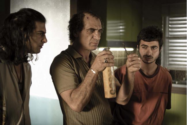 "הדילרים". אלון אבוטבול, איתי תורג'מן, רמי דוידוף. צילום: רן מנדלסון. "הדילרים". אלון אבוטבול, איתי תורג'מן, רמי דוידוף. צילום: רן מנדלסון.