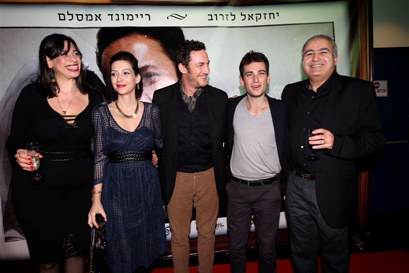 תמונה של יחזקאל לזרוב עם ריימונד אמסאלם, עדנה בליליוס, ניסים נוטריקה מתוך &quot;רסיסי אהבה&quot;