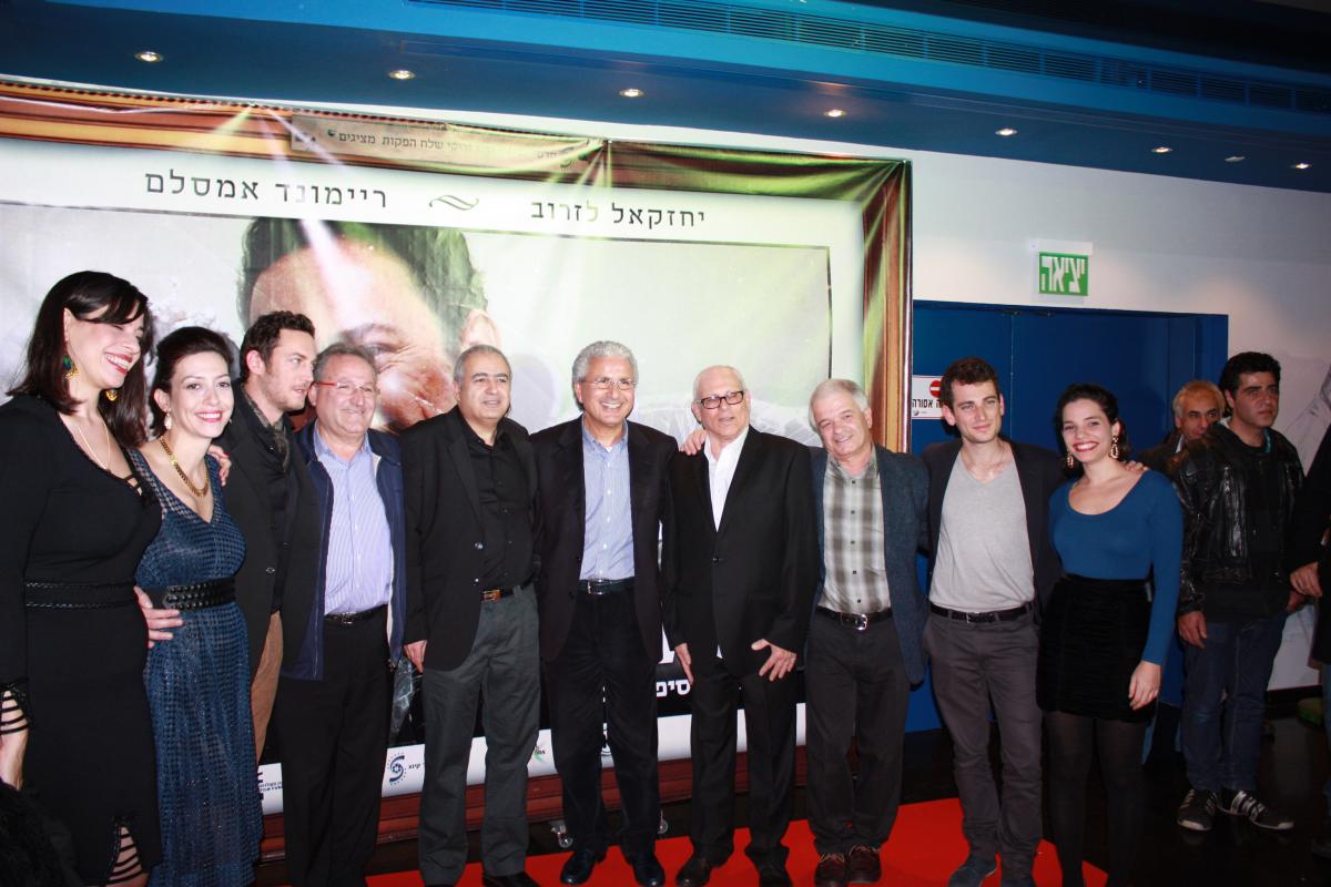 תמונה של ליאון אדרי עם יחזקאל לזרוב, ריימונד אמסאלם, משה אדרי, ידידיה ויטל, עדנה בליליוס, ניסים נוטריקה מתוך &quot;רסיסי אהבה&quot;