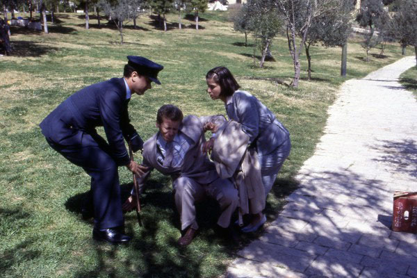 תמונה של טום הנקס עם כריסטינה מרסילח, מוני מושונוב מתוך &quot;אהבה גנובה&quot;