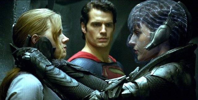 תמונה של הנרי קאוויל עם איימי אדמס מתוך &quot;סופרמן: איש הפלדה&quot;