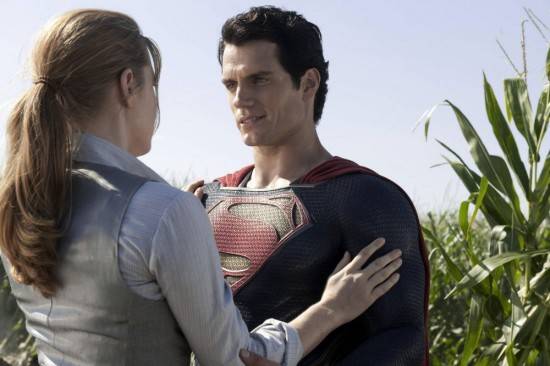 תמונה של איימי אדמס עם הנרי קאוויל מתוך &quot;סופרמן: איש הפלדה&quot;