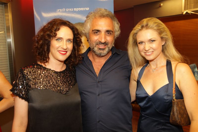תמונה של יעל טוקר עם מיכל ינאי, דובר קוסאשווילי מתוך &quot;רווקה פלוס&quot;