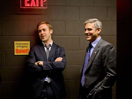 תמונה של ריאן גוסלינג עם ג'ורג' קלוני מתוך &quot;משחקי שלטון&quot;