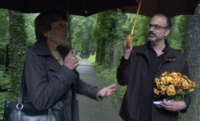 "הדירה". הבמאי ארנון גולדפינגר עם אימו.