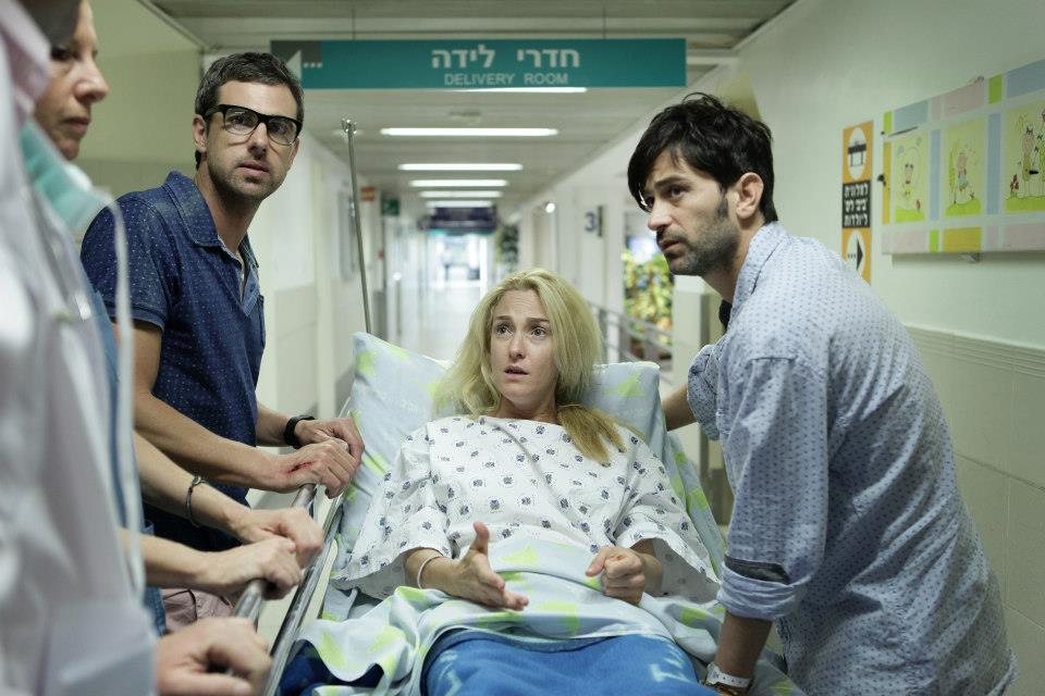 תמונה של יפתח קליין עם מיה דגן, יהודה לוי מתוך &quot;אמא ואבא'ז&quot;