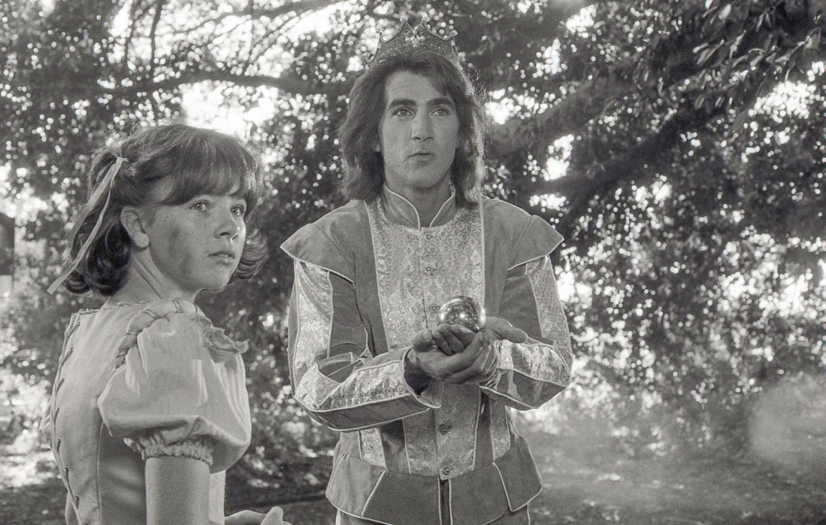 תמונה של ג'ון פראגון עם איילין קווין מתוך &quot;נסיך הצפרדע&quot;