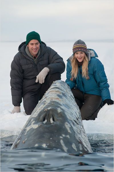 תמונה של דרו ברימור עם ג'ון קרסינסקי מתוך &quot;כולם אוהבים לוויתנים&quot;