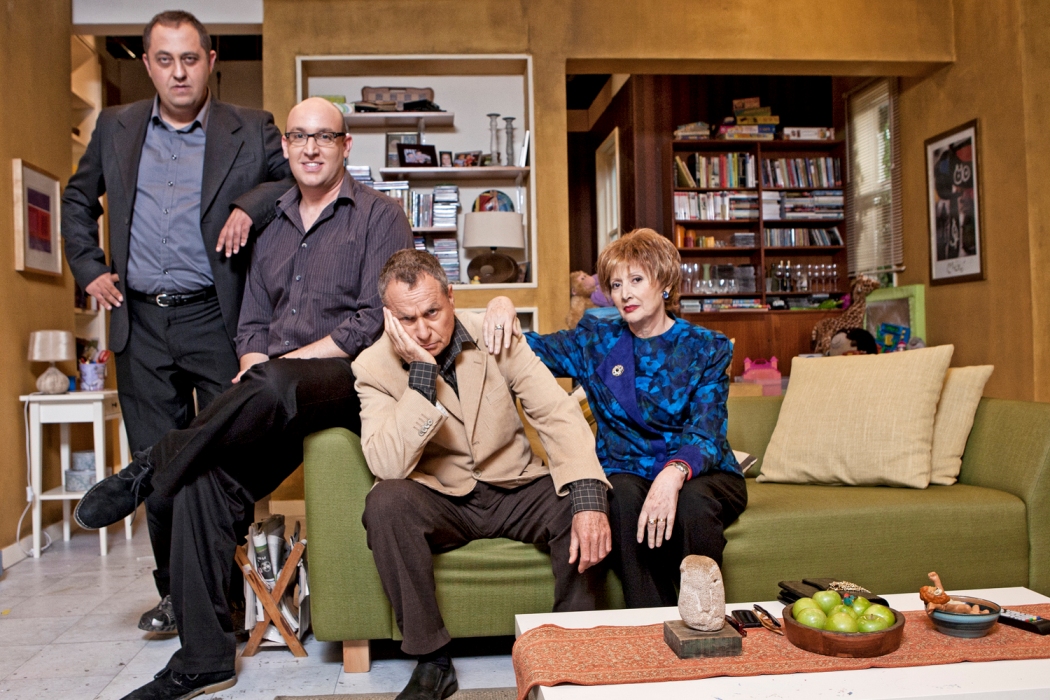 תמונה של שלמה בראבא עם פיני קידרון, רוזינה קמבוס, יובל ינאי מתוך &quot;משפחה לא בוחרים&quot;
