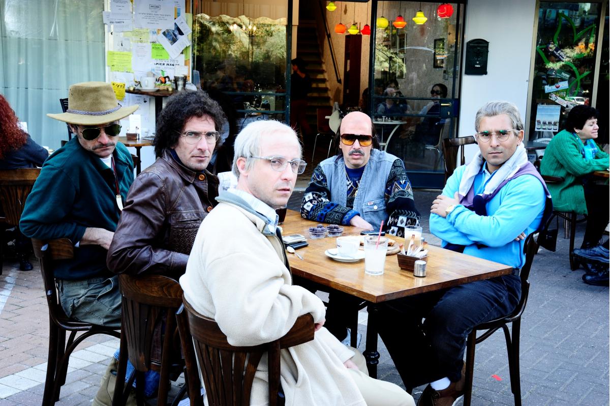 תמונה של מריאנו אידלמן עם יובל סמו, אסי כהן, ערן זרחוביץ', מאור כהן מתוך &quot;הפרלמנט&quot;