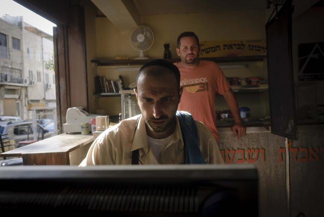 "לרדת מהעץ". גל תורן, סשה אגרונוב.