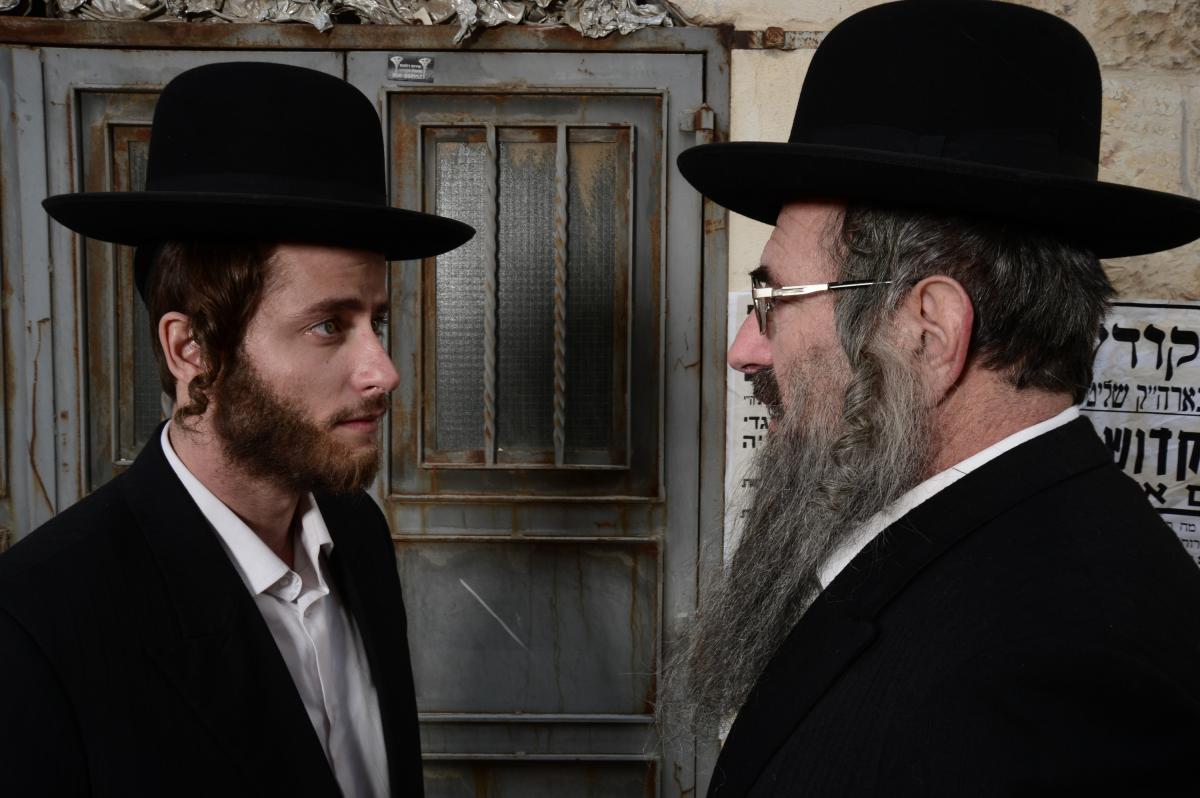 תמונה של רונן אקרמן עם דובל'ה גליקמן, מיכאל אלוני מתוך &quot;שטיסל&quot;