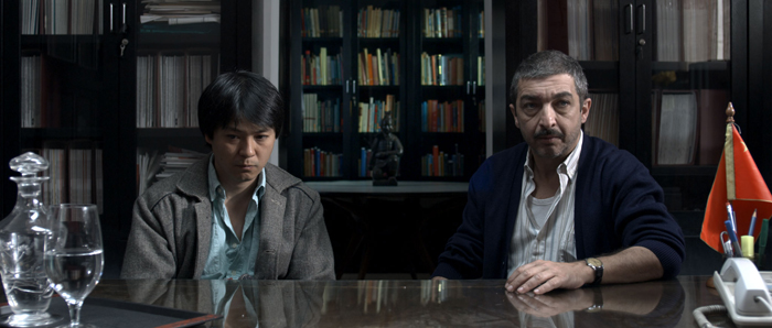 תמונה של הונג שנג הונג עם ריקארדו דארין מתוך &quot;סיני בטייק-אוויי&quot;