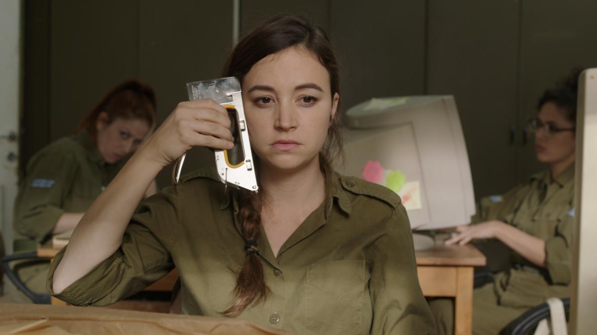 תמונה של ערן כהן עם נלי תגר מתוך &quot;אפס ביחסי אנוש&quot;