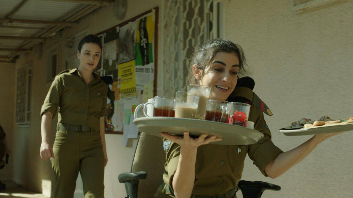 תמונה של דאנה איבגי עם נלי תגר מתוך &quot;אפס ביחסי אנוש&quot;