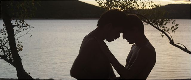 תמונה של כריסטוף פאו עם פייר דהלדנושה מתוך &quot;זרים על שפת האגם&quot;
