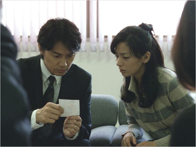 תמונה של מסהארו פוקויאמה עם מאצ'יקו אונו מתוך &quot;סיפור משפחתי&quot;