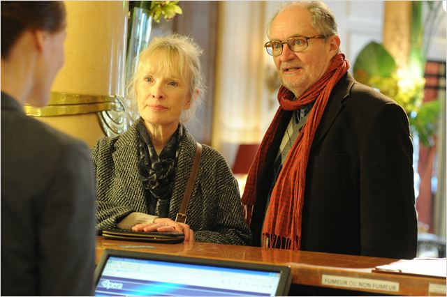 תמונה של לינדסי דאנקן עם ג'ים ברודבנט מתוך &quot;סוף שבוע בפריז&quot;