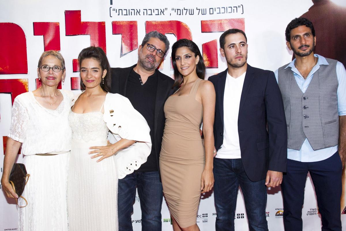 תמונה של רותם זיסמן-כהן עם שמי זרחין, לבנה פינקלשטיין, אסף בן שמעון, מגי אזרזר, צחי הלוי מתוך &quot;המילים הטובות&quot;