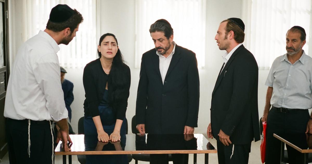 תמונה של מנשה נוי עם ששון גבאי, רונית אלקבץ מתוך &quot;גט - המשפט של ויויאן אמסלם&quot;