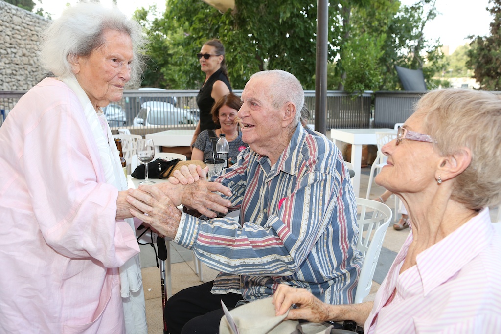 תמונה של מנחם גולן עם ליה ון ליר מתוך &quot;גו-גו בויז&quot;