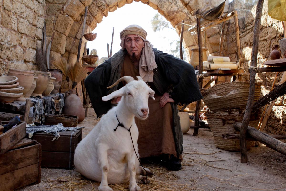 תמונה של מוני מושונוב מתוך &quot;היהודים באים&quot;