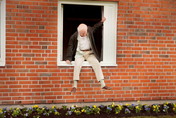 תמונה של רוברט גוסטפסון מתוך &quot;הזקן בן המאה שיצא מהחלון ונעלם&quot;