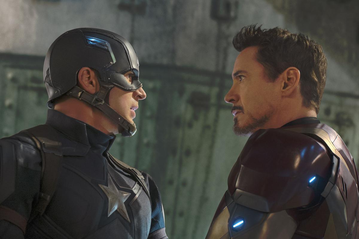 תמונה של כריס אוואנס עם רוברט דאוני ג'וניור מתוך &quot;קפטן אמריקה 3: מלחמת האזרחים&quot;