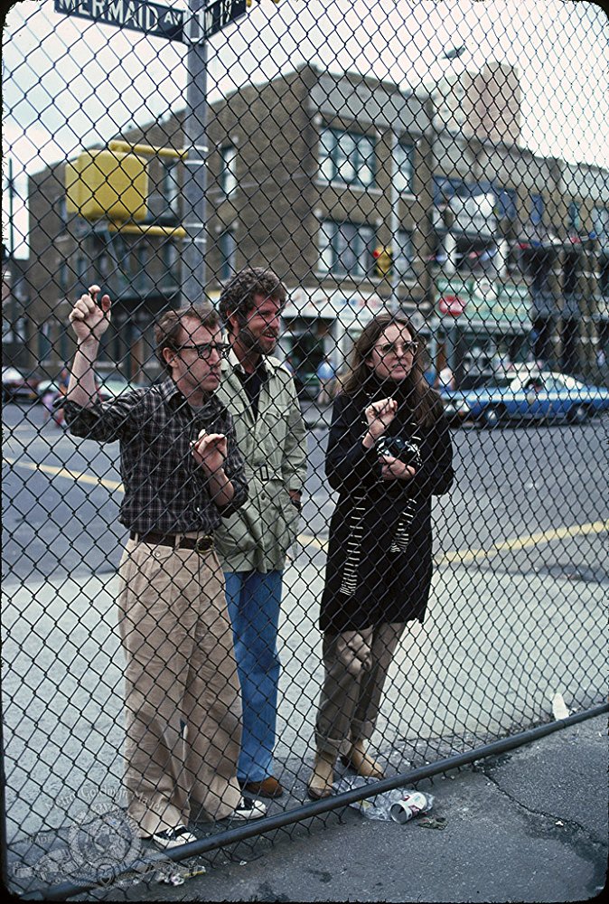 תמונה של וודי אלן עם דיאן קיטון, טוני רוברטס מתוך &quot;הרומן שלי עם אנני&quot;
