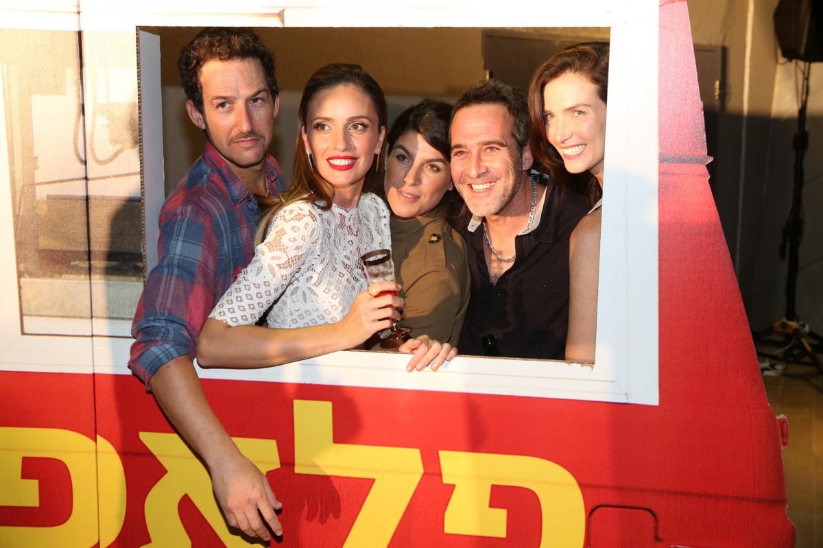 תמונה של יעל גולדמן עם זהר שטראוס, אורי פפר, מלי לוי מתוך &quot;פלאפל אטומי&quot;