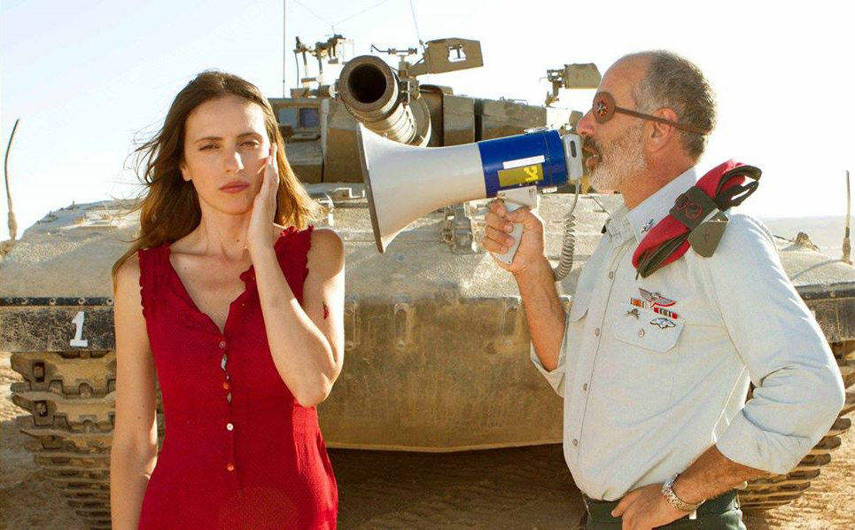 תמונה של מרב מרודי עם שי אביבי, מלי לוי מתוך &quot;פלאפל אטומי&quot;