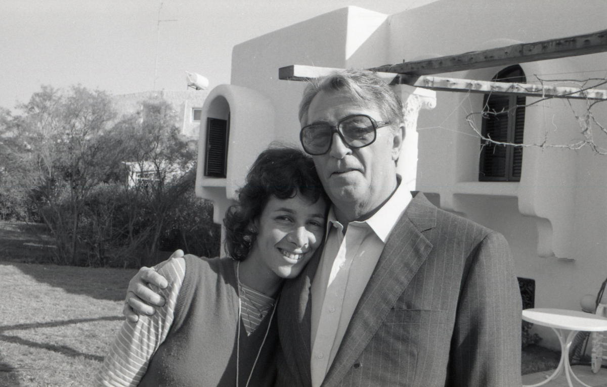 תמונה של יוני המנחם עם רוברט מיצ'ם, רונית רביץ מתוך &quot;השגריר&quot;