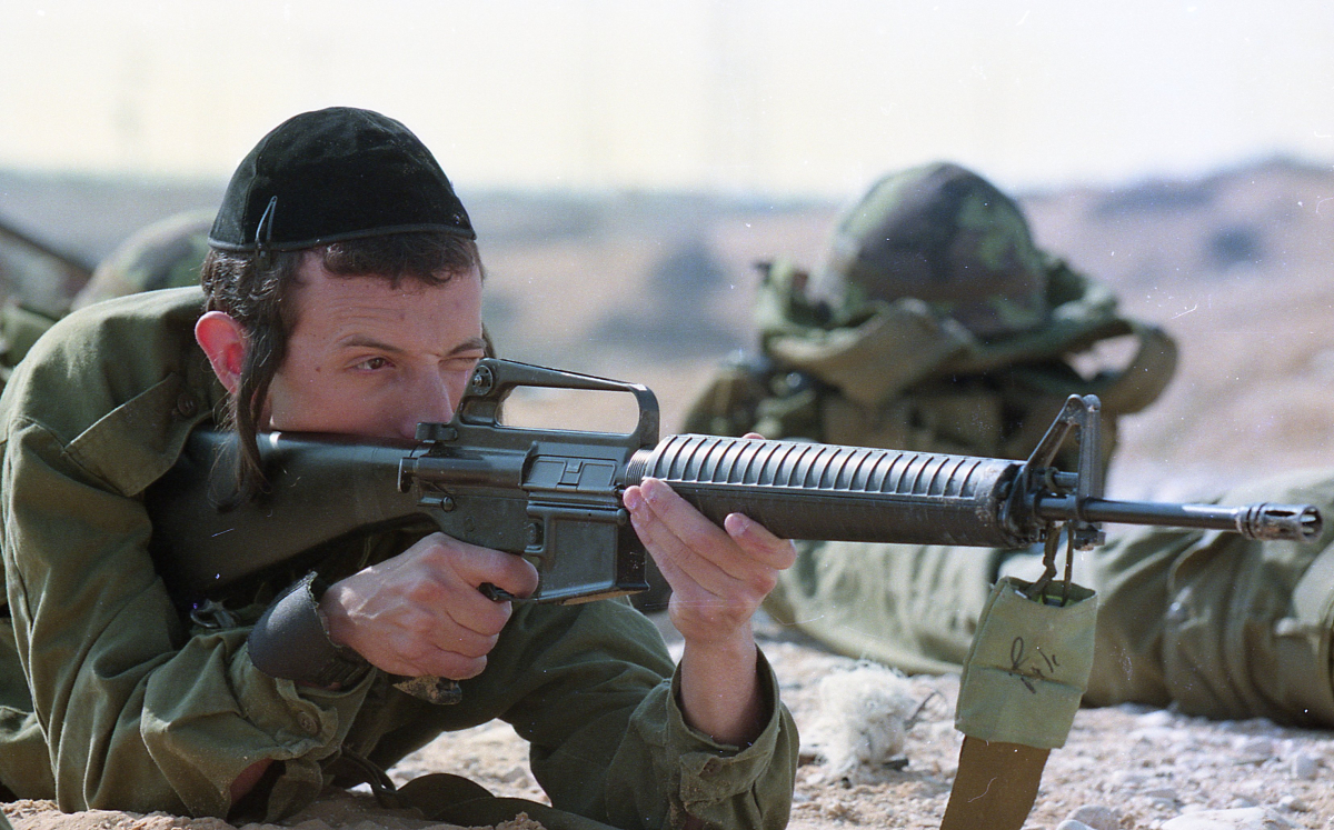 תמונה של יוני המנחם עם שחר בר מתוך &quot;טירונות&quot;