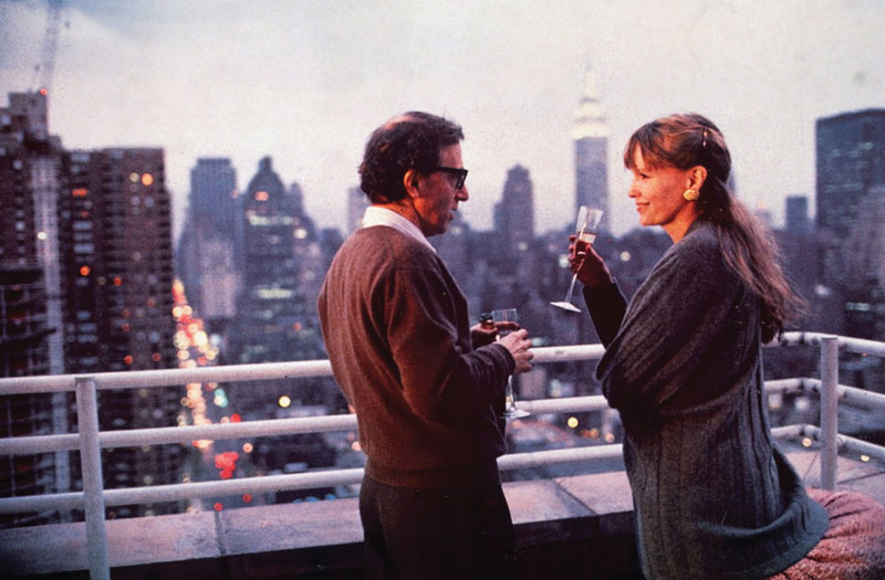 תמונה של וודי אלן עם מיה פארו מתוך &quot;סיפורי ניו יורק&quot;